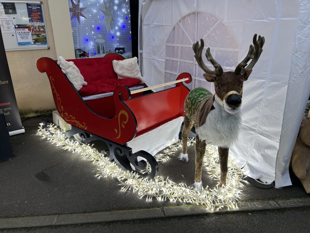 location-traineau-rouge-avec-rennes-évènements-pere-noel-jaevent72